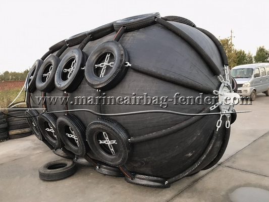 Fenders en caoutchouc pour navires de type Sling à ténacité flexible pour des applications lisses de navire à navire