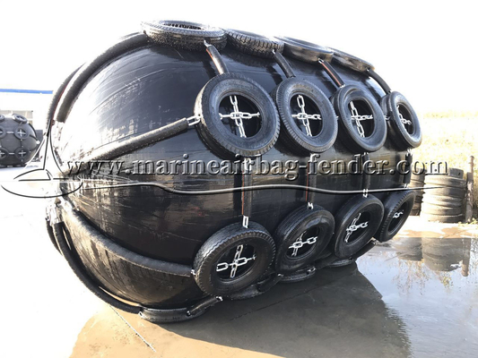 Fenders en caoutchouc pour navires de type Sling à ténacité flexible pour des applications lisses de navire à navire