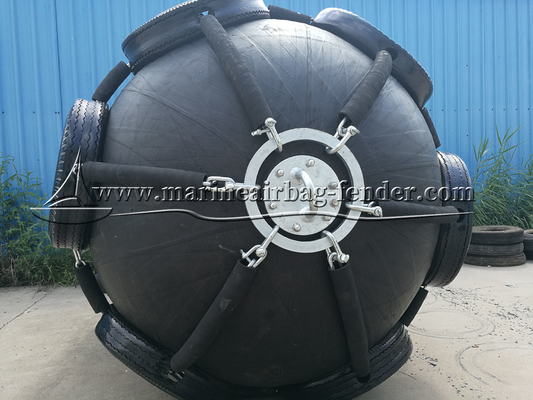 Fenders en caoutchouc pour navires de type Sling à ténacité flexible pour des applications lisses de navire à navire