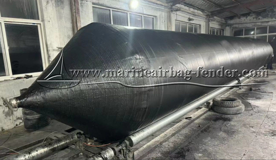 Des airbags de sauvetage en caoutchouc naturel sur mesure, des airbags de levage lourds noirs.
