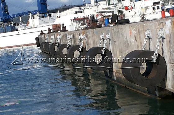 Installation à boulonnage de fendeur en caoutchouc marin cylindrique pour offshore