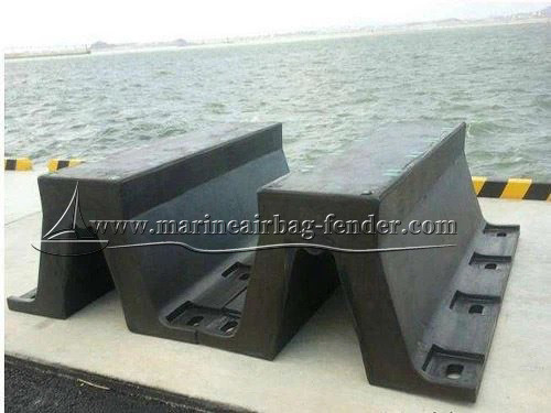 Fenders en caoutchouc de type arc V noir