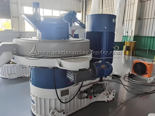 Machine à granulés pneumatiques à matériau plat avec réducteur de charge / système de lubrification automatique